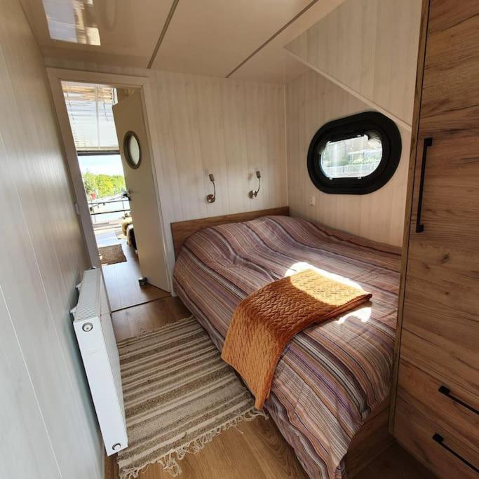 Modern, Brand New Houseboat Near Amsterdam Hotell Monnickendam Eksteriør bilde