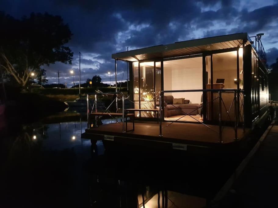 Modern, Brand New Houseboat Near Amsterdam Hotell Monnickendam Eksteriør bilde