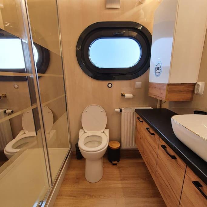 Modern, Brand New Houseboat Near Amsterdam Hotell Monnickendam Eksteriør bilde