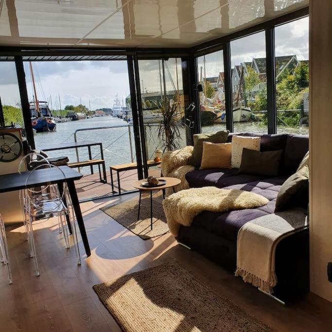 Modern, Brand New Houseboat Near Amsterdam Hotell Monnickendam Eksteriør bilde
