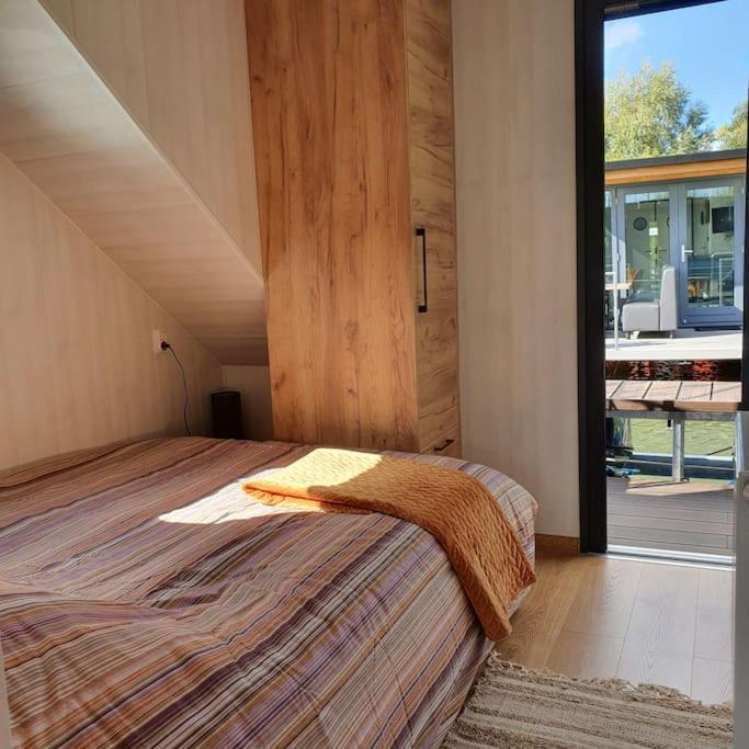 Modern, Brand New Houseboat Near Amsterdam Hotell Monnickendam Eksteriør bilde